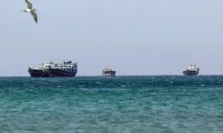 Hơn 10% đội tàu container toàn cầu bị kẹt ở eo biển Hormuz