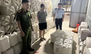 Phát hiện, xử lý cơ sở kinh doanh 400 lít rượu không rõ nguồn gốc