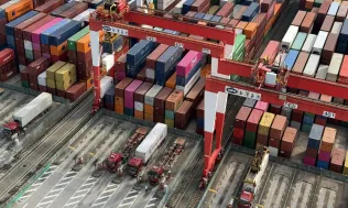 Thương mại Trung Quốc tăng trưởng vượt dự báo