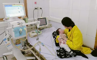 Bé trai 7 tháng tuổi biến chứng viêm phổi nặng do sởi