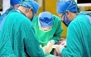 Người đàn ông nhập viện với dị vật đâm xuyên nhãn cầu