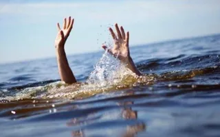 Bé trai suýt mất mạng vì ngã xuống ao cá sau nhà