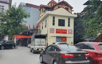 Bị nhắc việc dừng đỗ xe, tài xế ô tô và người bán hàng xảy ra xô xát ở Hà Nội