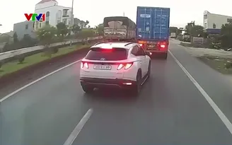 Ô tô bất ngờ chuyển làn và dừng đột ngột giữa đường do phanh tự động