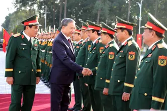 Quân đội nhân dân vững bước dưới cờ Đảng quang vinh