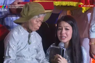 Cầu truyền hình "Sao sáng dẫn đường": Trao lại kỷ vật cho gia đình liệt sĩ Huỳnh Văn Quên