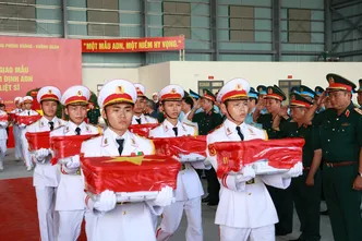 Chuyến bay đặc biệt đưa hàng nghìn mẫu sinh phẩm hài cốt liệt sĩ ra Hà Nội giám định ADN