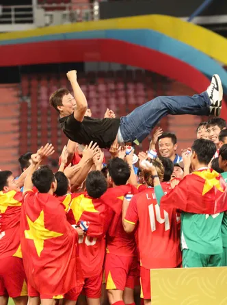 Bóng đá Việt Nam và dấu ấn HLV Kim Sang-Sik: Thành công không tới từ những phép màu