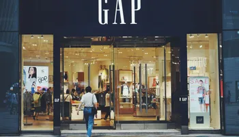 Thuế quan tiếp tục gây áp lực lên ngành bán lẻ Mỹ: Gap có thể mất 150 triệu USD