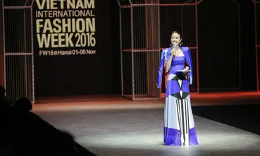 MC Phí Linh cá tính, đầy biến hóa tại Vietnam International Fashion Week