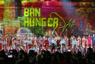 Hanoi – The Heroic Anthem of the Streets: A Sky Full of Flags and Flowers, Brimming with Majestic Emotions