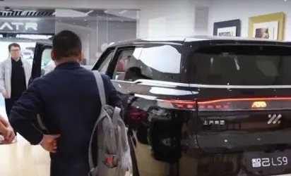 Người tiêu dùng Trung Quốc đổ xô mua xe điện trước khi trợ cấp thu hẹp