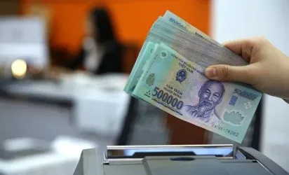 Lãi suất qua đêm giảm về 4,9%/năm