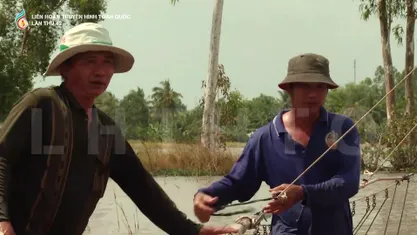 Đẩy côn  bắt cá  mùa nước nổi