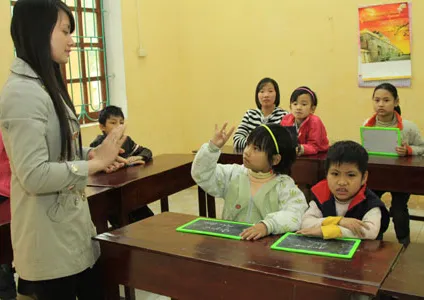The importance of teaching sign language to deaf children | VTV