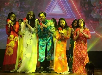 Overseas Vietnamese across continents celebrate traditional New Year | VTV