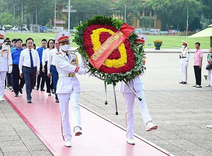 Delegation of outstanding youth pays tribute to President Ho Chi Minh | VTV