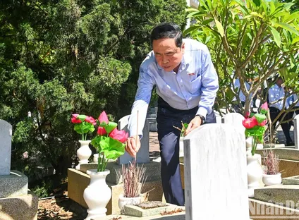 NA Chairman pays respect to President Ho Chi Minh, fallen martyrs | VTV