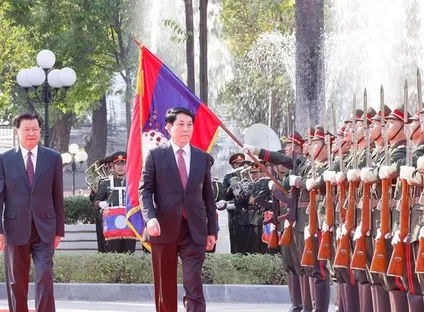 Top Lao leader hosts welcome ceremony for Vietnamese State President | VTV
