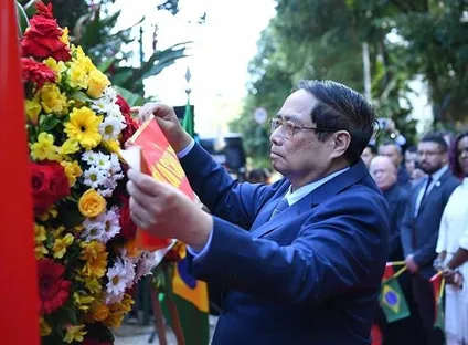 Prime Minister pays floral tribute to President Ho Chi Minh in Brazil | VTV