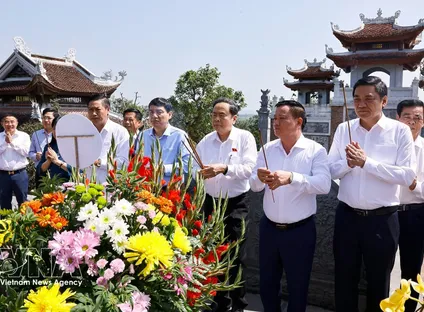 NA leader pays tribute to President Ho Chi Minh in Nghe An | VTV