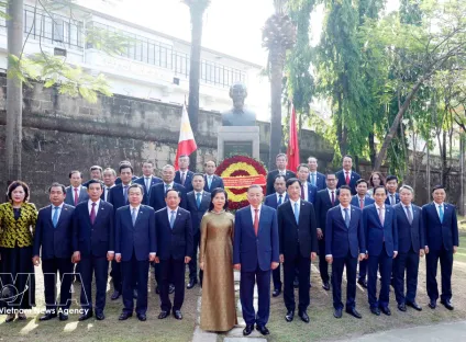 Top Vietnamese leader pays tribute to President Ho Chi Minh in Manila | VTV