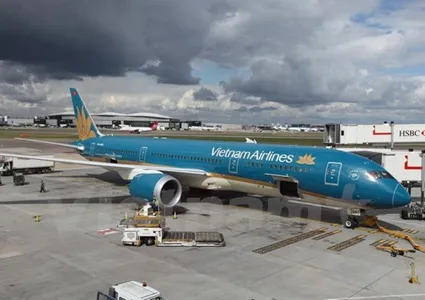 VNA Dreamliner lands in London