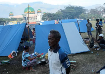 Indonesia steps up search for quake victims