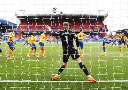 Penalty awards help Everton and United, Chelsea fight back