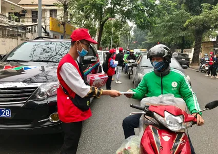 Việt Nam Red Cross provides free masks and hand sanitiser in Hà Nội