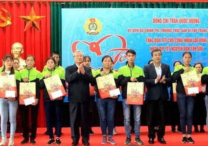 Senior Party official present gifts to workers, poor people in Thai Binh