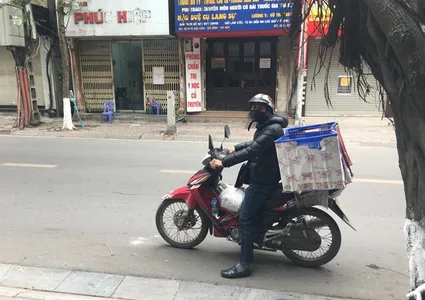 Delivery drivers take their chances outdoors to cash in