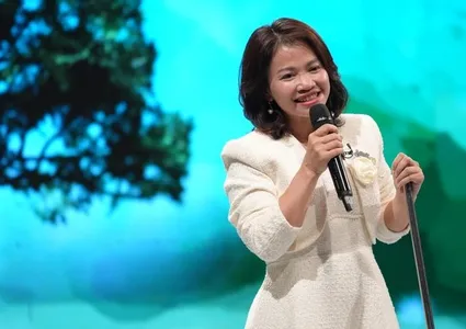 Love Station: Female Director Walks Against the Crowd With a Cane