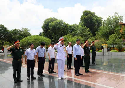 Party Committee and  Vietnam Television executives burn incense to commemorate heroes and martyrs