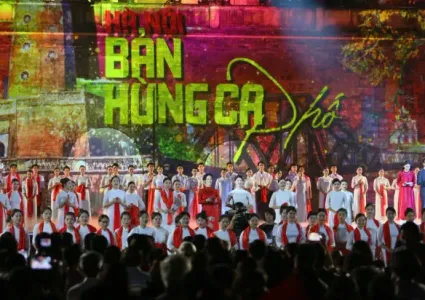 Hanoi – The Heroic Anthem of the Streets: A Sky Full of Flags and Flowers, Brimming with Majestic Emotions