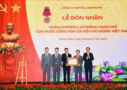 Labour Order awarded to Vietnamese enterprise in Cambodia