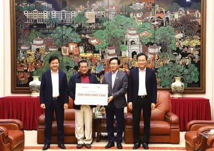 Tet gifts presented to policy beneficiaries and workers in Hung Yen Province