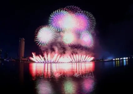 Vietnamese, Polish teams wow audiences at Da Nang International Fireworks Festival