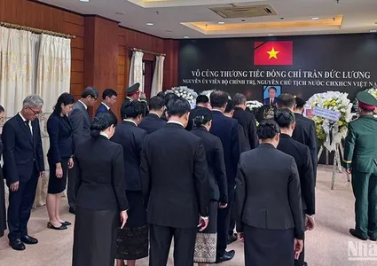 OVs, international friends in Laos pay tribute to former President Tran Duc Luong