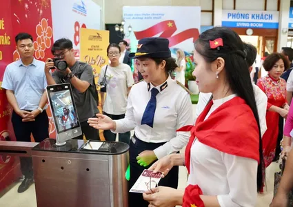 Vietnam Railways unveils Hanoi heritage train, smart ticketing