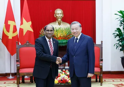 Party chief congratulates Singaporean ambassador on successful tenure