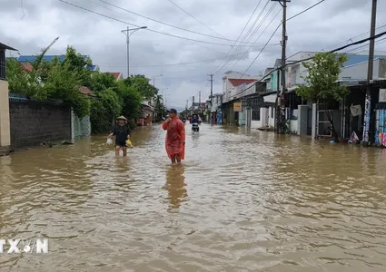 Flooding leaves 9 dead, 6 missing, tens of thousands of homes inundated across central region