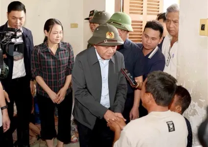 Senior Party official urges swift flood recovery, delivers aid to Khanh Hoa