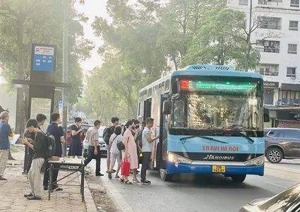 Hanoi plans time-based ban on gasoline-powered motorbikes in downtown areas from 2026