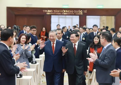 Top Lao leader briefs on outcomes of LPRP's 12th National Congress in Hanoi