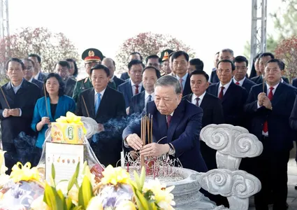 Party chief offers incense in tribute to late Party General Secretaries in Ha Tinh