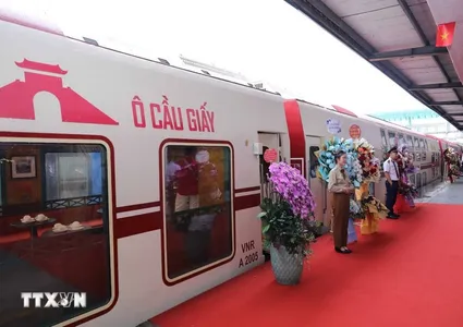 Australian writer shares impressions of Hanoi’s 'Five City Gates' tourist train