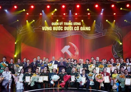 Party chief honours winners of “Steadfast Under the Party's Flag” press awards