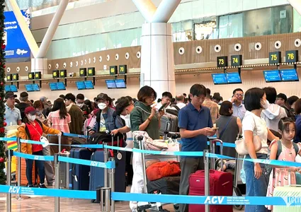 Tan Son Nhat airport sets record on fourth day of Lunar New Year