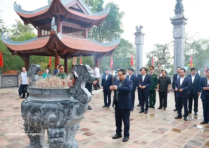 PM pays tribute to President Ho Chi Minh, martyrs contributing to Dien Bien Phu Victory